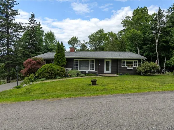 36 Lake Rd, Quispamsis, NB E2E 4P9
