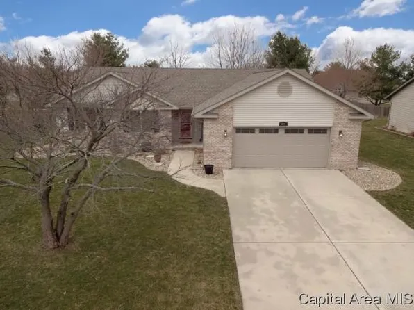 219 Colonial Ct, New Berlin, IL 62670