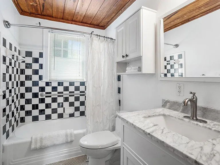 102 SE 7th Ave #2 — Photo 19