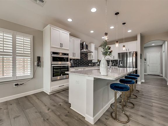 2nd image of 2808 Acacia Ln