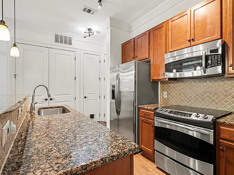 2810 Selwyn Ave #124 — Photo 12