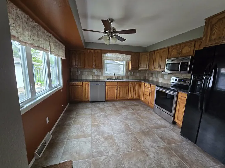 1146 Redwood Ln — Photo 21