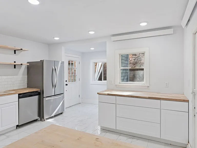 151 Ruxton Ave #B — Photo 8