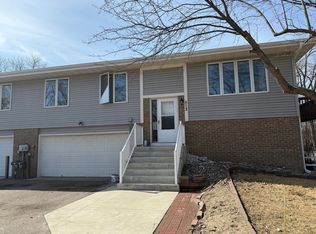 513 Ravoux Rd, Chaska, MN 55318