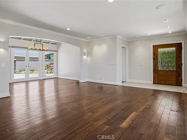 1840 Temple Hills Dr — Photo 7