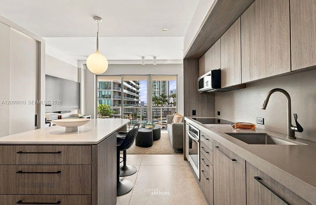 Bay Park Towers Condo — Photo 4