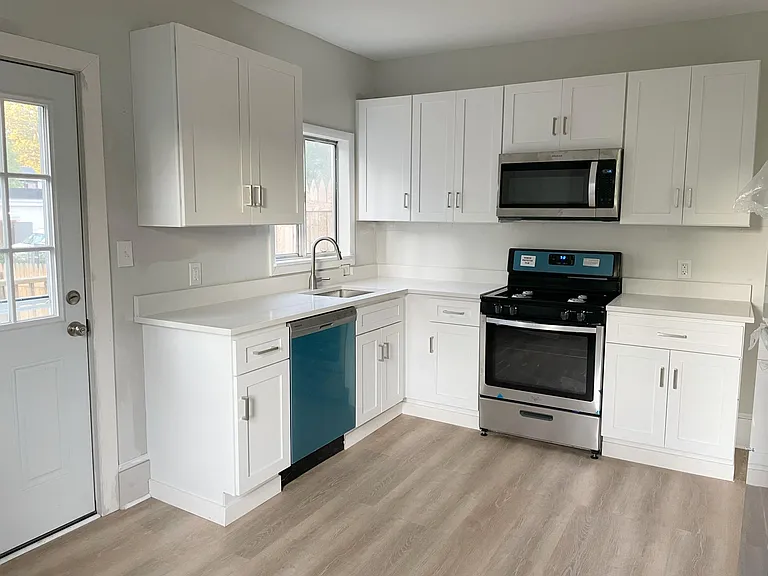402 Howard St — Photo 6