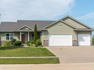 6702 Harrison Rd SW, Cedar Rapids, IA 52404