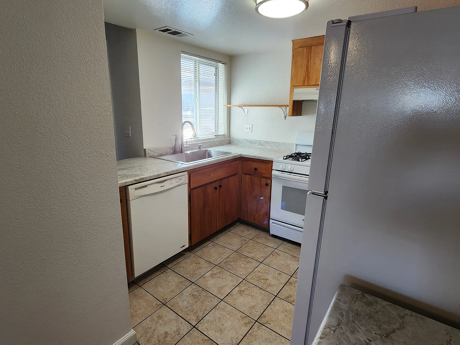 2 bed, 1.5 bath, 995 sqft, $1,475 — Photo 3