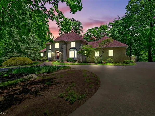 9155 Woods Way Dr, Kirtland, OH 44094