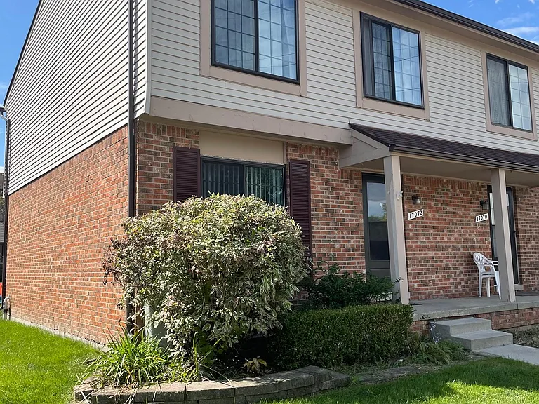 17072 Kingsbrooke Dr — Photo 1