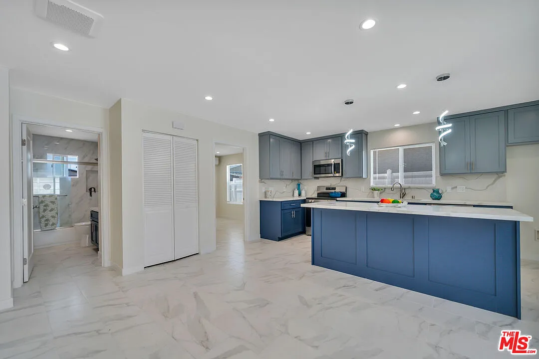 3 bed, 2.0 bath, $3,550 — Photo 2