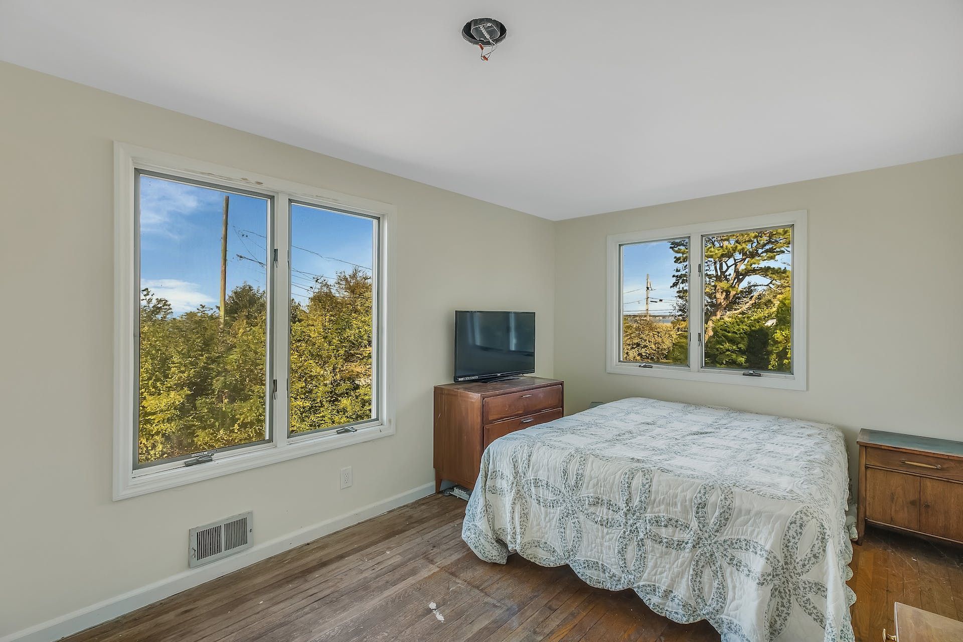 14 Hildreth Pl, Hampton Bays, NY 11946 Out East