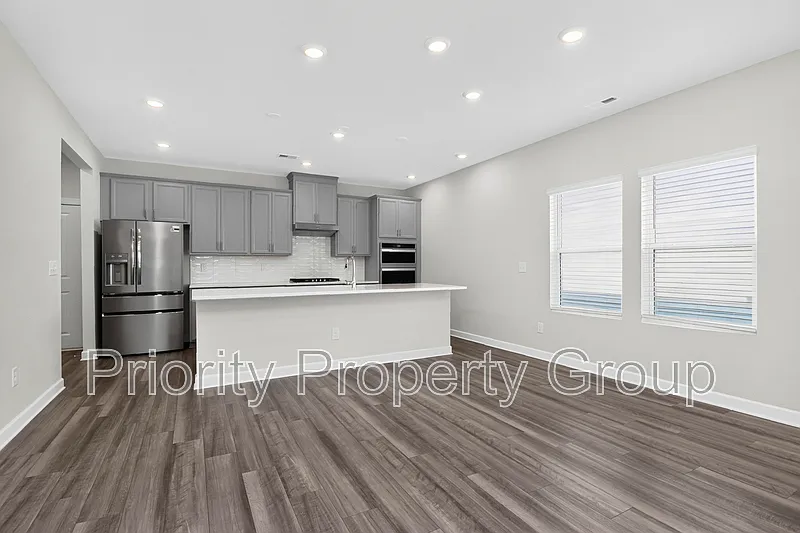 4 bed, 2.5 bath, 2143 sqft, $2,700 — Photo 4