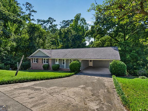 4th image of 456 Adrian Pl