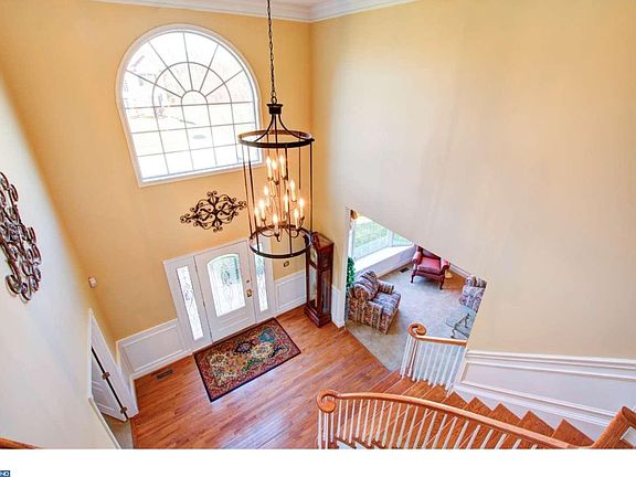 3rd image of 48 Waterton Dr