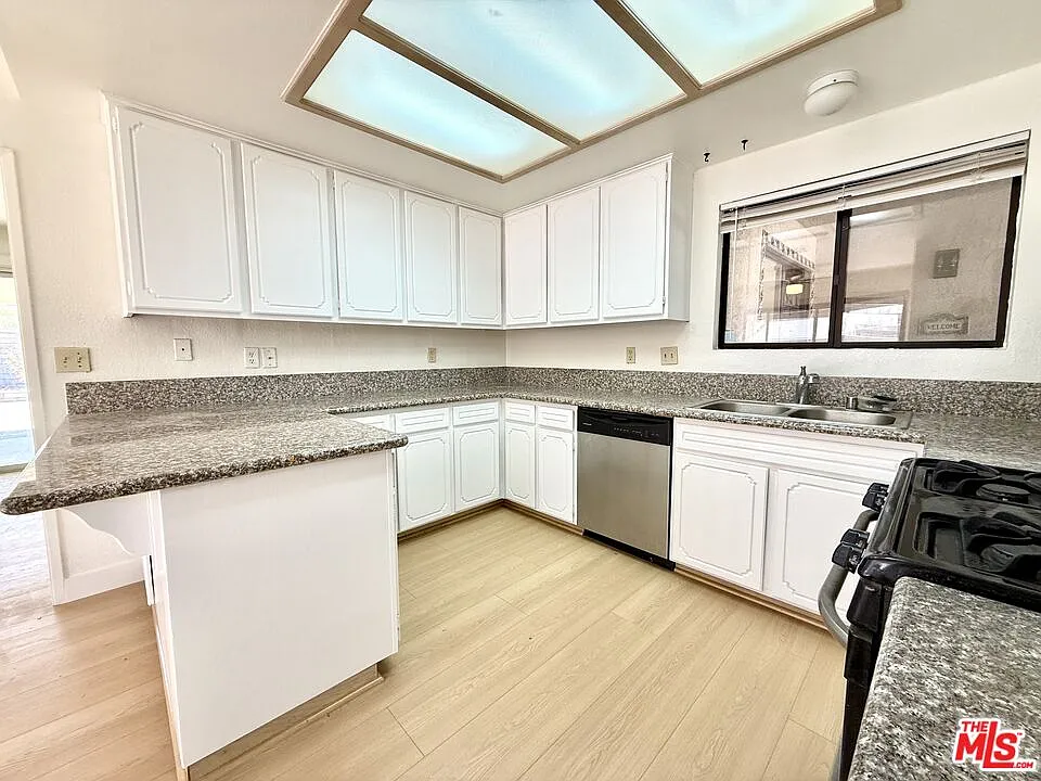 3 bed, 2.0 bath, 1766 sqft, $2,850 — Photo 4