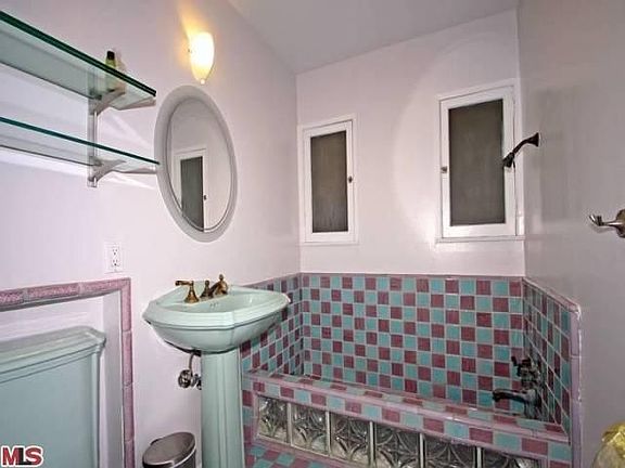 5th image of 852 N Doheny Dr