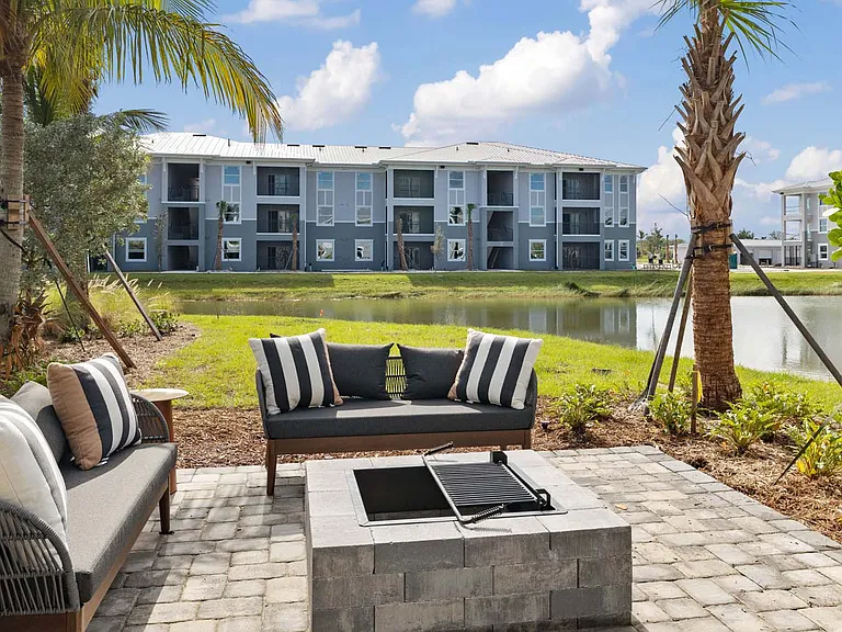 Firepit & Outdoor Lounge Area