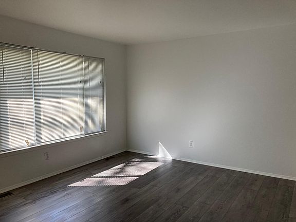 2nd image of 1568 Stratford Ct