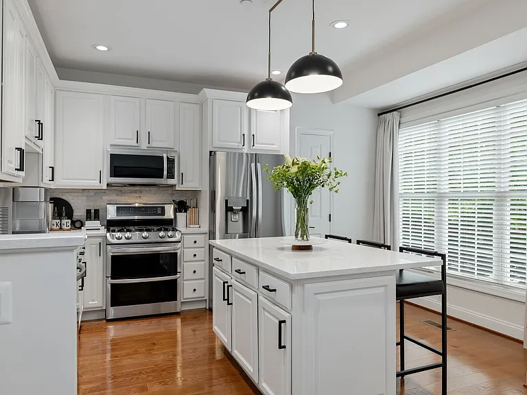 413 Clayton Ln — Photo 15