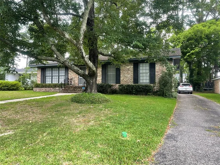 2760 Brevard Dr — Photo 2