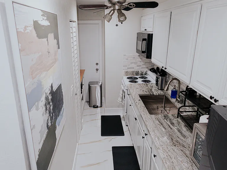 Full Kitchen.