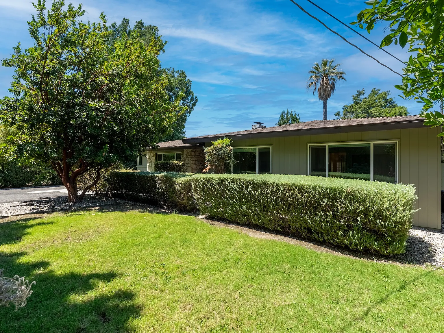 3 bed, 2.5 bath, 2368 sqft, $6,500 — Photo 2