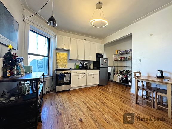 2nd image of 778 Park Pl APT 21
