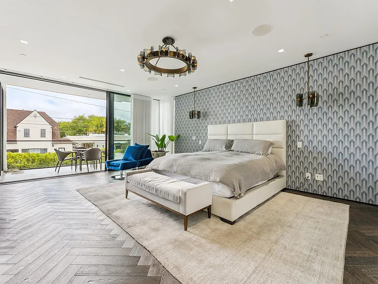 213 S La Peer Dr — Photo 39
