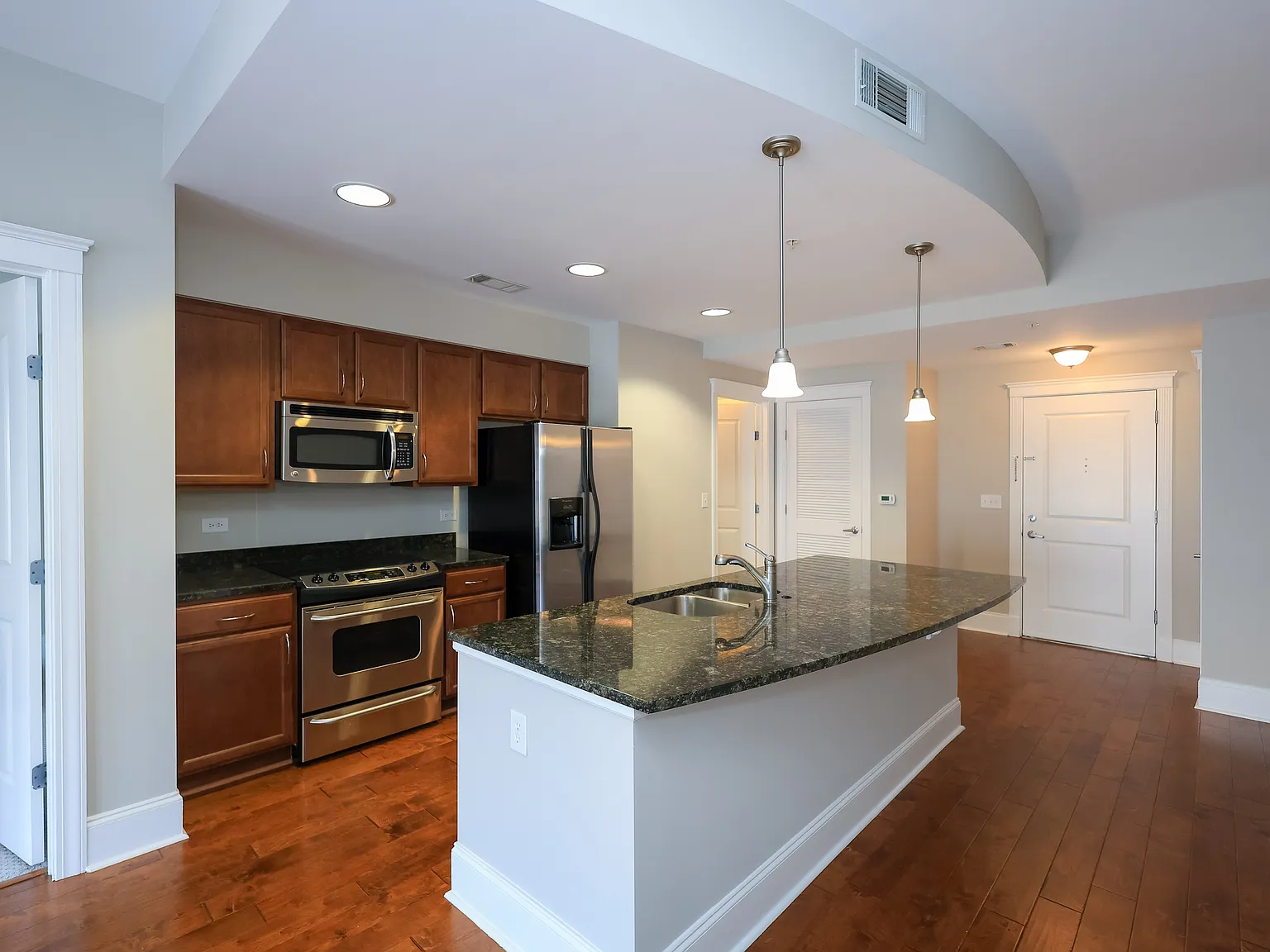 1 bed, 904 sqft, $1,795 — Photo 2