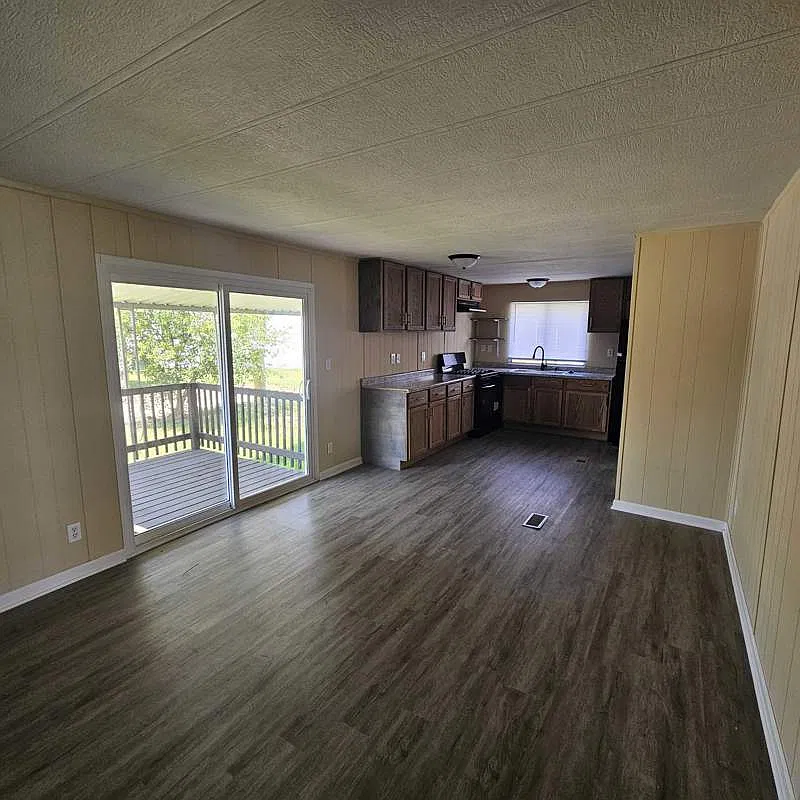3 bed, 2.0 bath, 1124 sqft, $1,099 — Photo 2