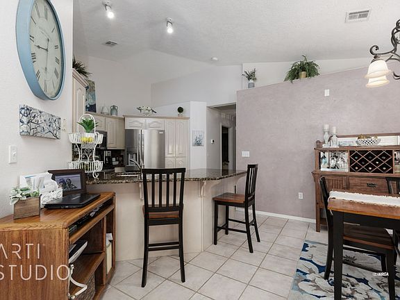 3rd image of 825 Mesa Blvd