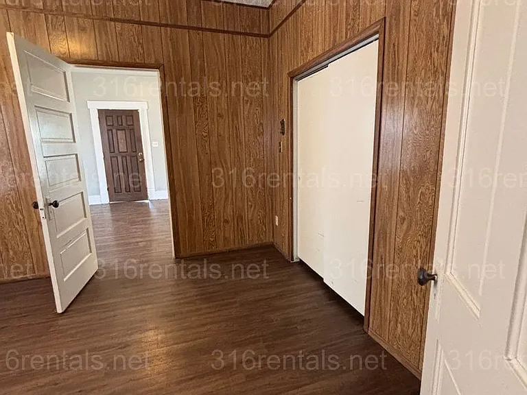 511 W Locust Ave — Photo 8