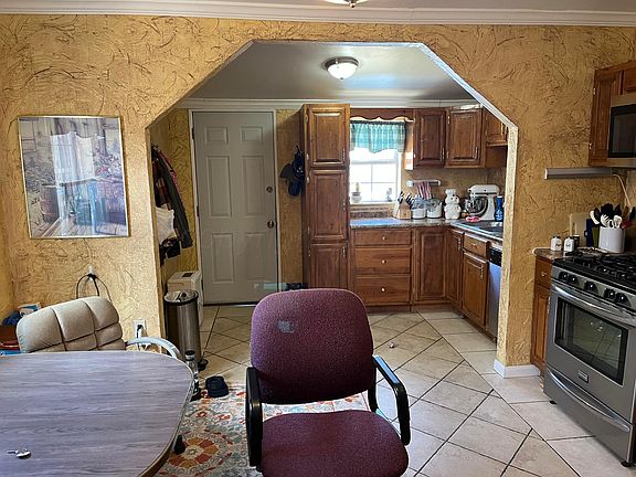 5th image of 724 Coble St