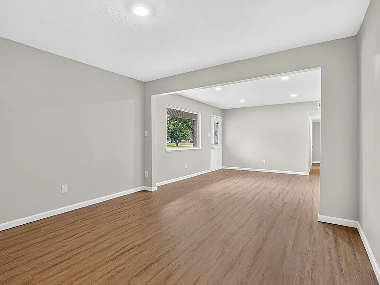 214 Allen Dr — Photo 2