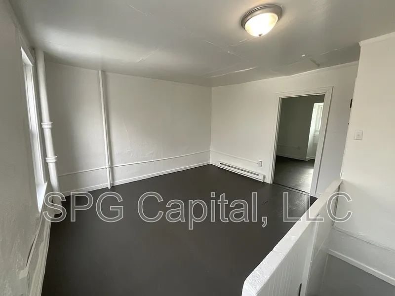 3 bed, 1.0 bath, 1227 sqft, $1,350 — Photo 2