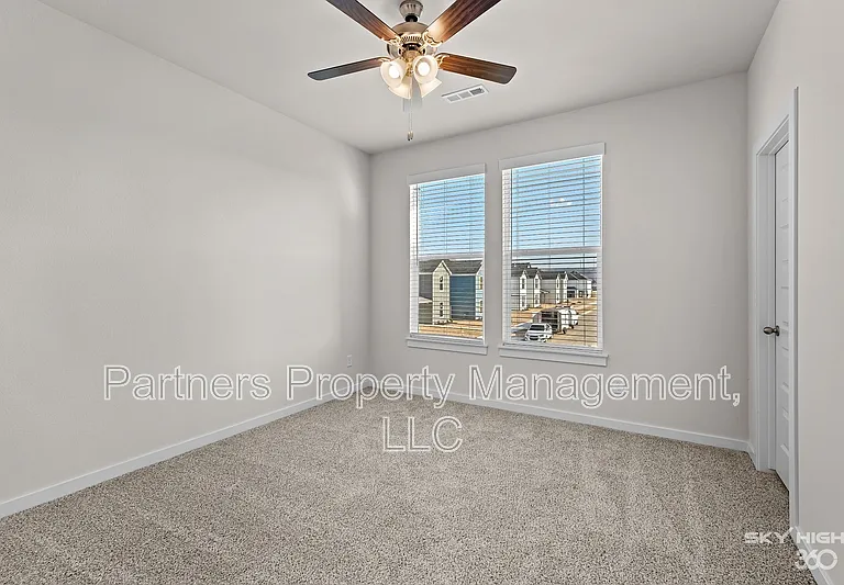 289 S Neon Ave — Photo 15
