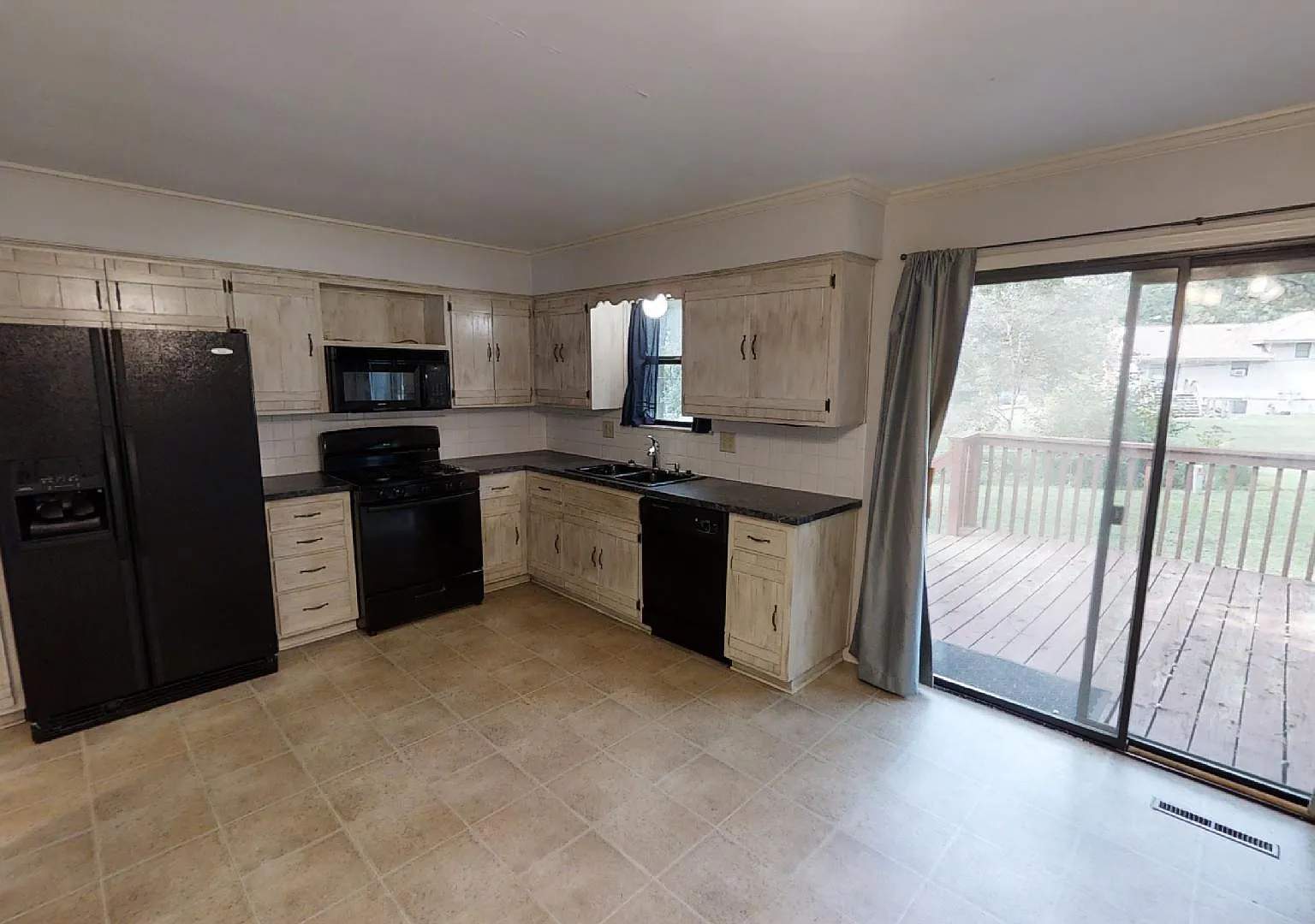 3 bed, 1108 sqft, $2,100 — Photo 4