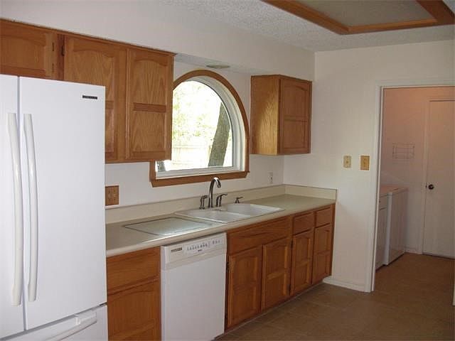 2nd image of 1600 Honeyweed St