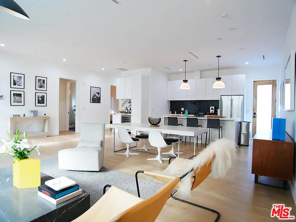 3 bed, 3.0 bath, 2005 sqft, $7,950 — Photo 3