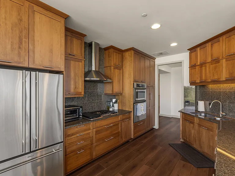700 W 31st St #404 — Photo 16