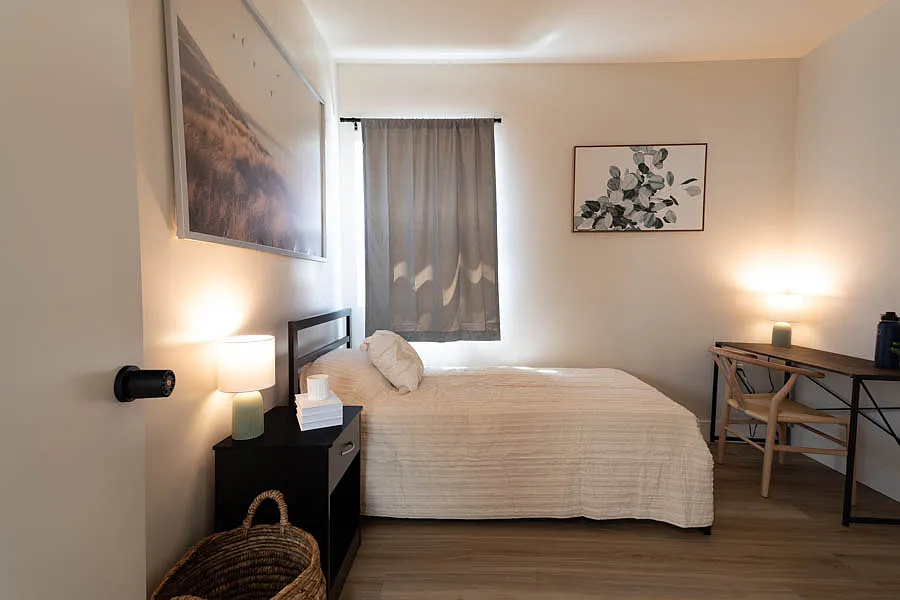 Building Photo - 564 N Virgil Ave #8