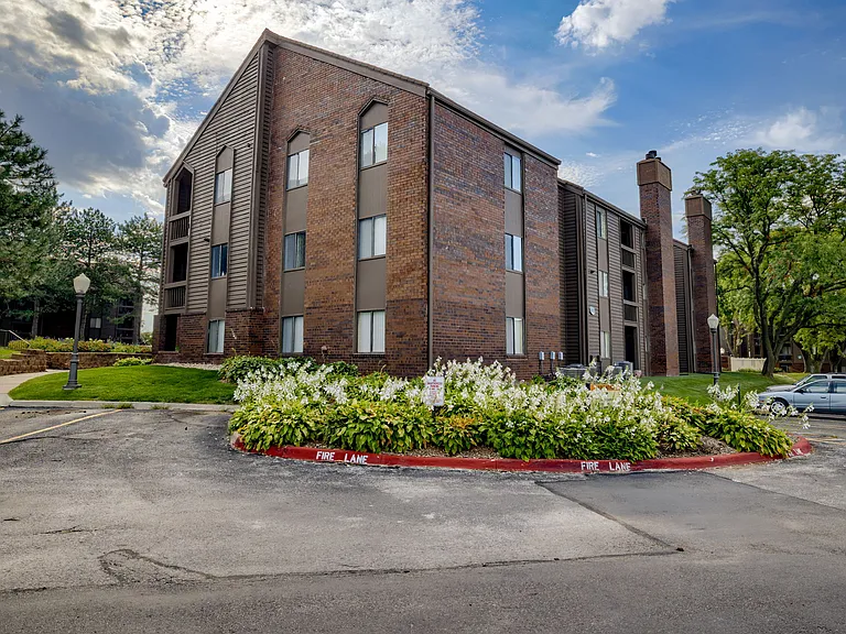 Lake Candlewood Apartments — Photo 6