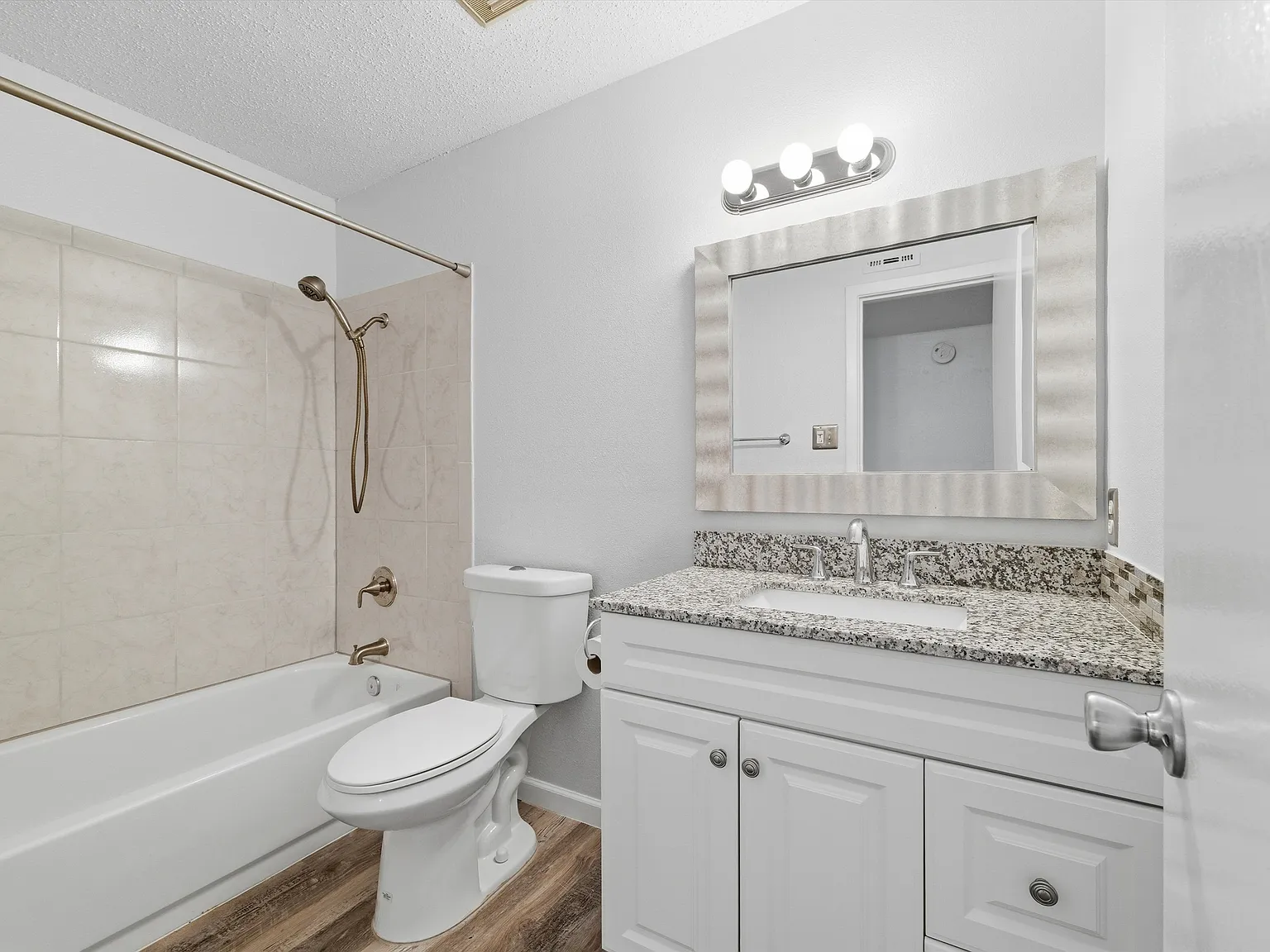 2 bed, 959 sqft, $1,619 — Photo 3