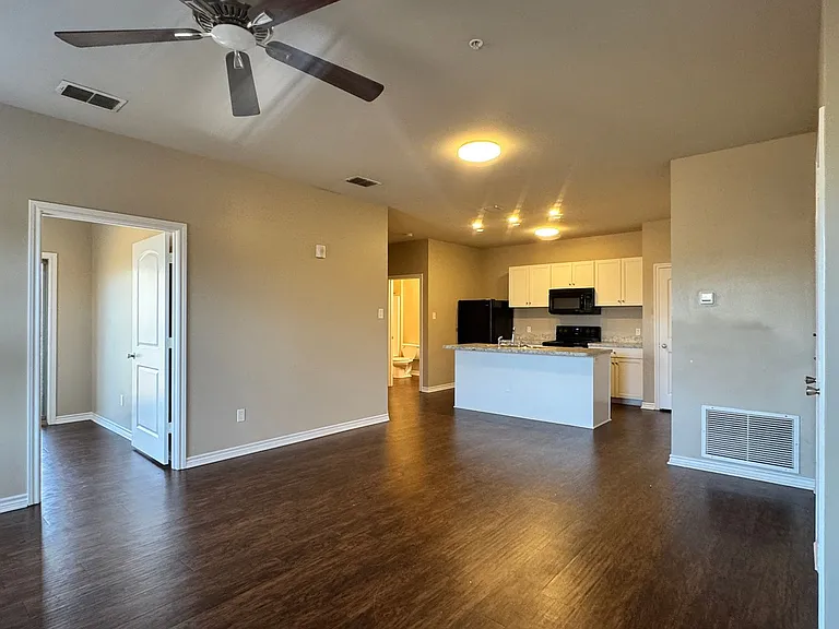 Bellwood Lake Apartments — Photo 4