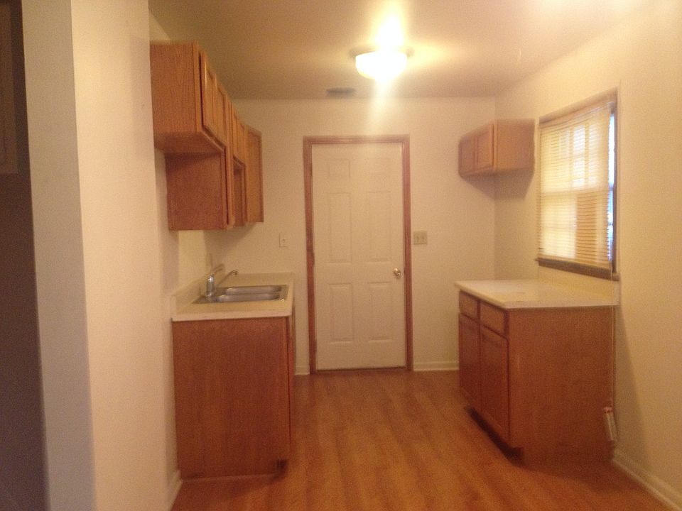 Oak kitchen w/wood lam flooring