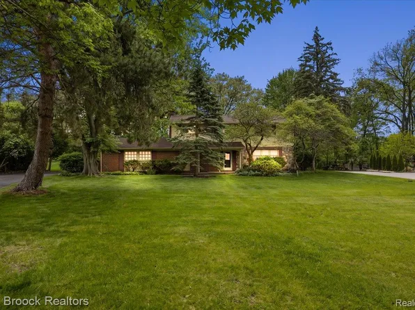 6609 E Knollwood Cir, West Bloomfield, MI 48322