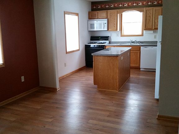 4th image of 303 5th Ave NE