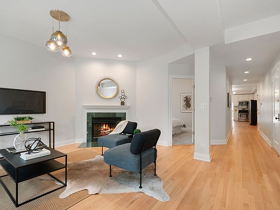 3rd image of 1227 W Foster Ave #1E